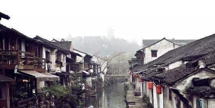 逃离废弃的卡车场